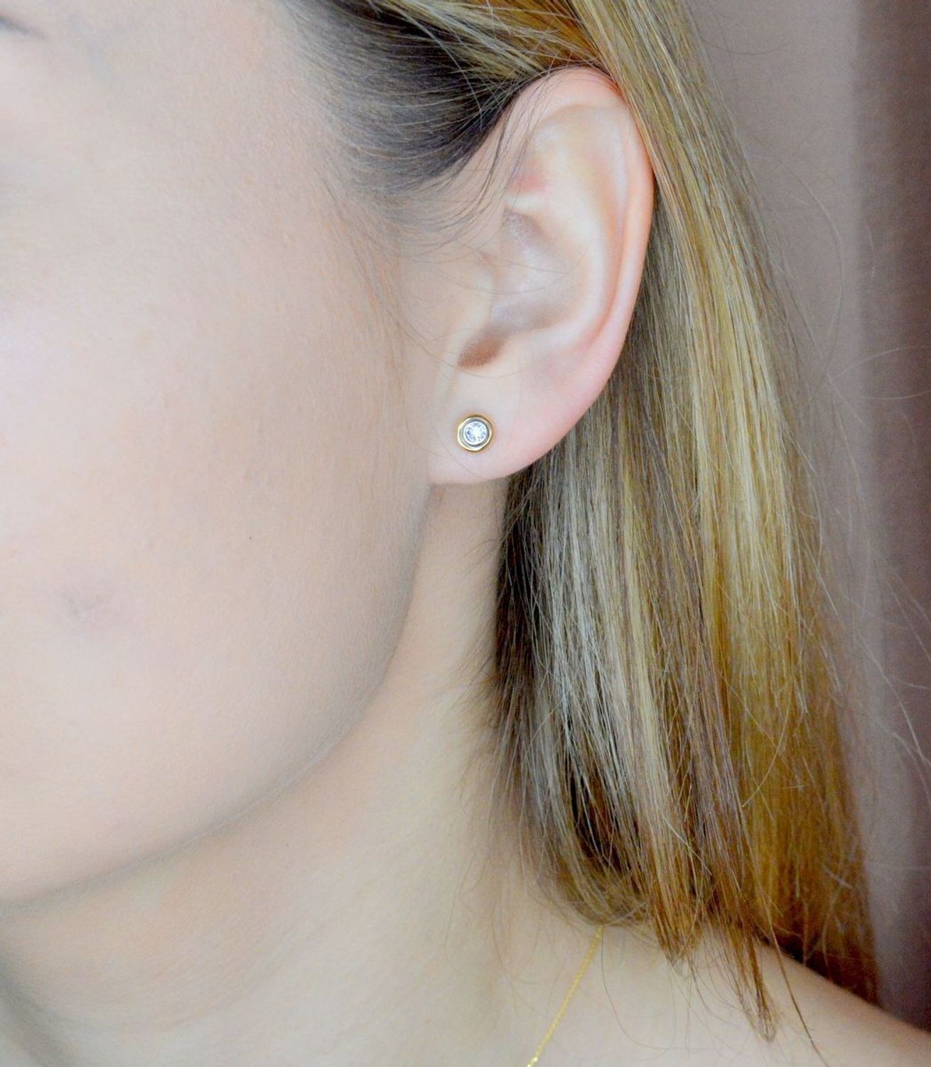 Złote kolczyki 585 damskie wkrętki z diamentami 0800000179 Kolczyki HSI 0.04ct2  E69378 YW.  Kolczyki będą idealnym dodatkiem do każdej stylizacji. Kolczyki z brylantami wielkości 0,04 ct, czystości SI oraz barwie H..jpg