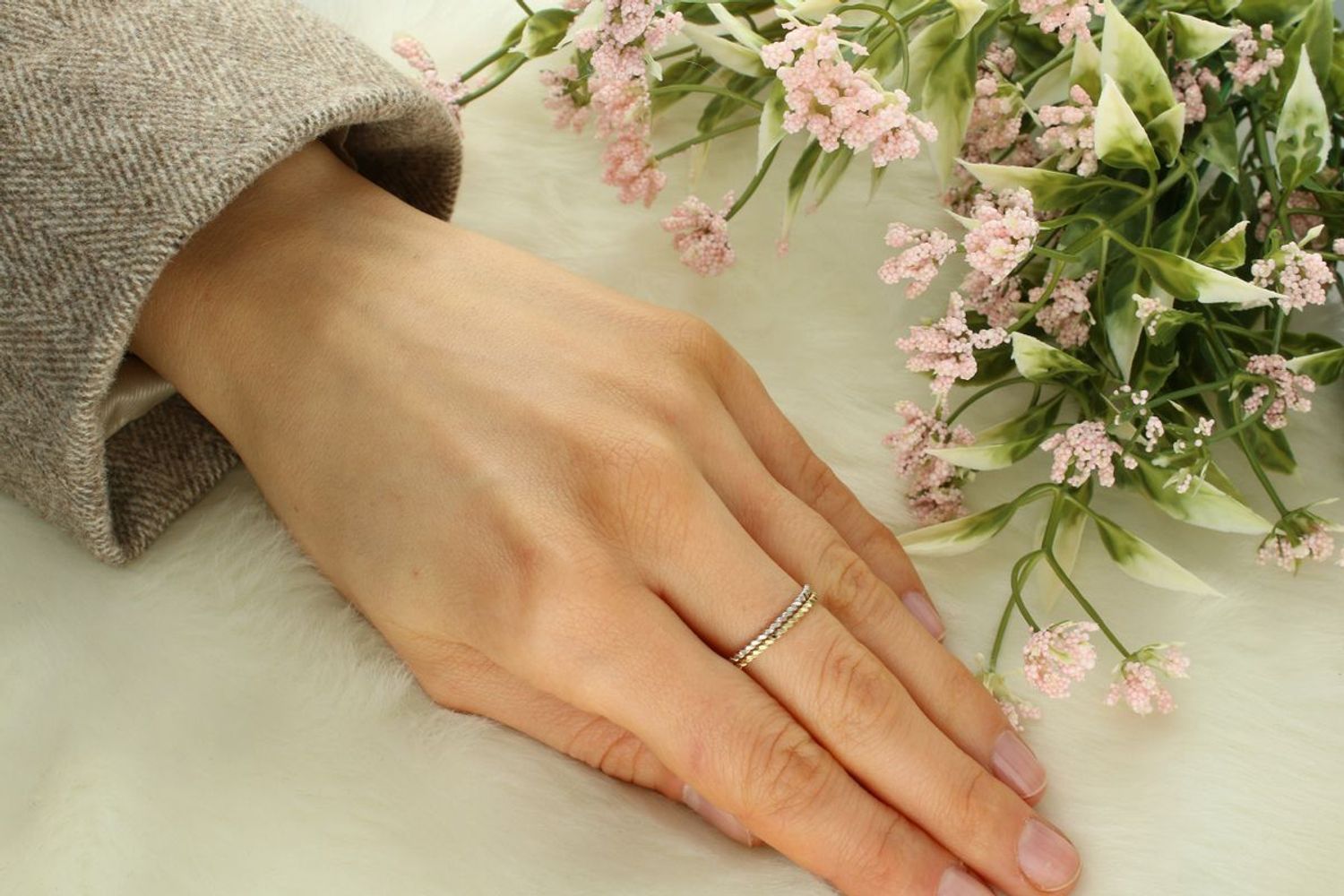 Pierścionek 585 frezowane żółte i białe złoto D00-EA11018 Złoty pierścionek 585 połączenie białego i żółtego złota. 11.jpg