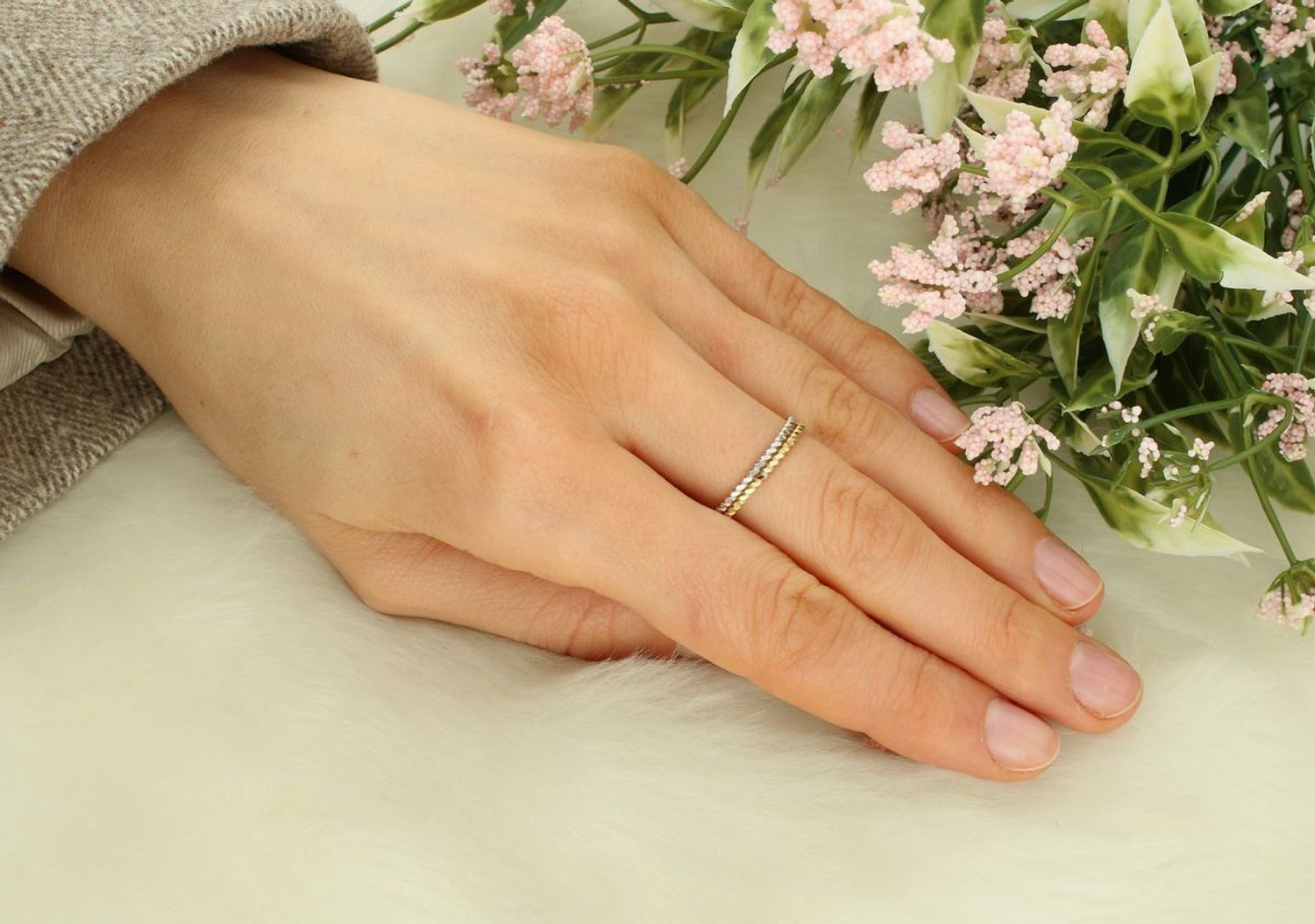 Pierścionek 585 frezowane żółte i białe złoto D00-EA11018 Złoty pierścionek 585 połączenie białego i żółtego złota. 11.jpg