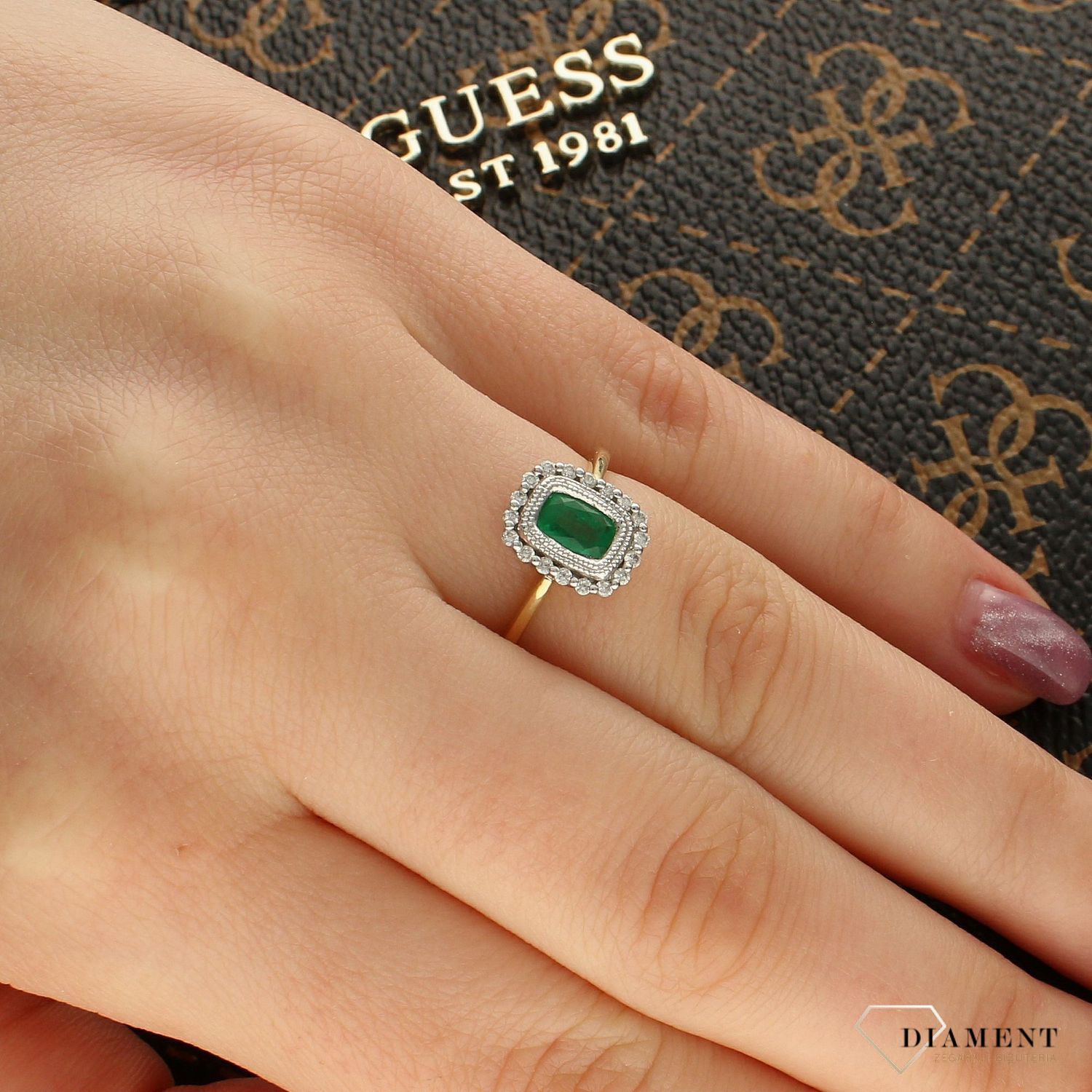 Złoty pierścionek z szmaragdem i diamentami – rozmiar 14  EA555890.jpg