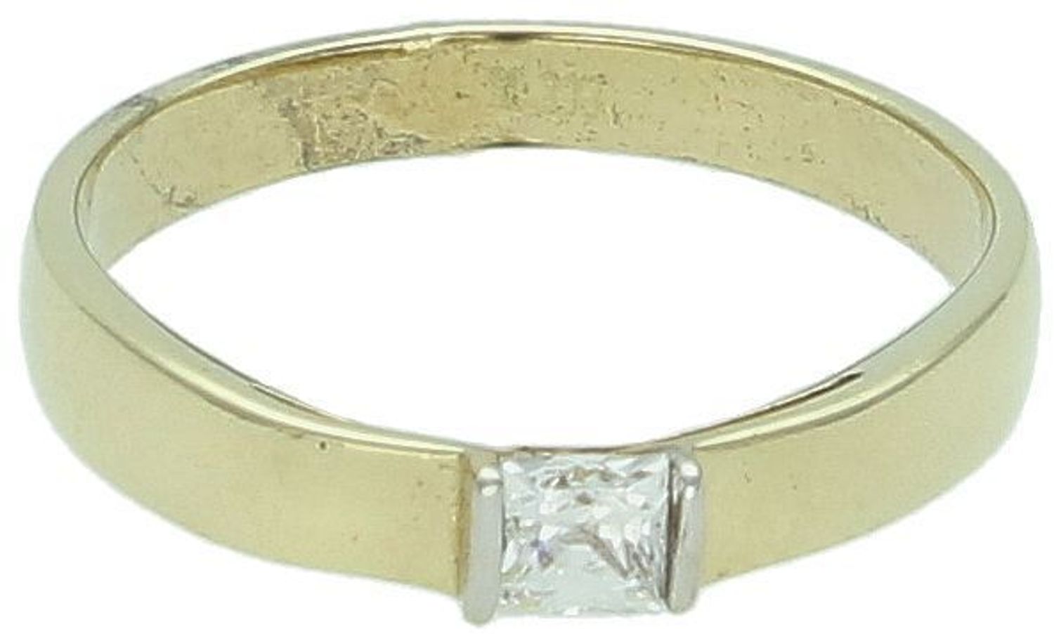 Złoty pierścionek zaręczynowy z prostokątną cyrkonią EB11053. Złoty pierścionek w klasycznej odsłonie świetnie się sprawdzi na prezent z okazji urodzin, imienin czy rocznicy ślubu. 1.jpg