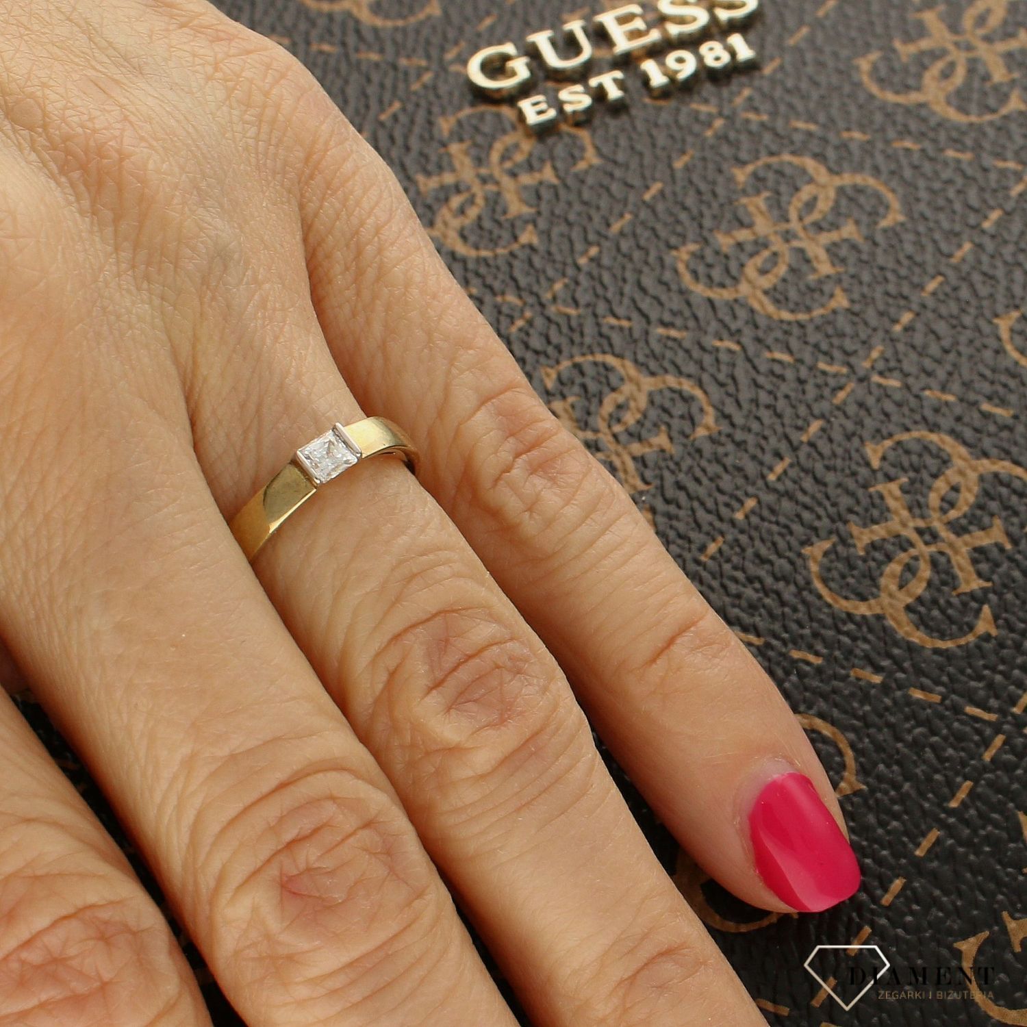 Złoty pierścionek zaręczynowy z prostokątną cyrkonią EB11053. Złoty pierścionek w klasycznej odsłonie świetnie się sprawdzi na prezent z okazji urodzin, imienin czy rocznicy ślubu. 1.jpg