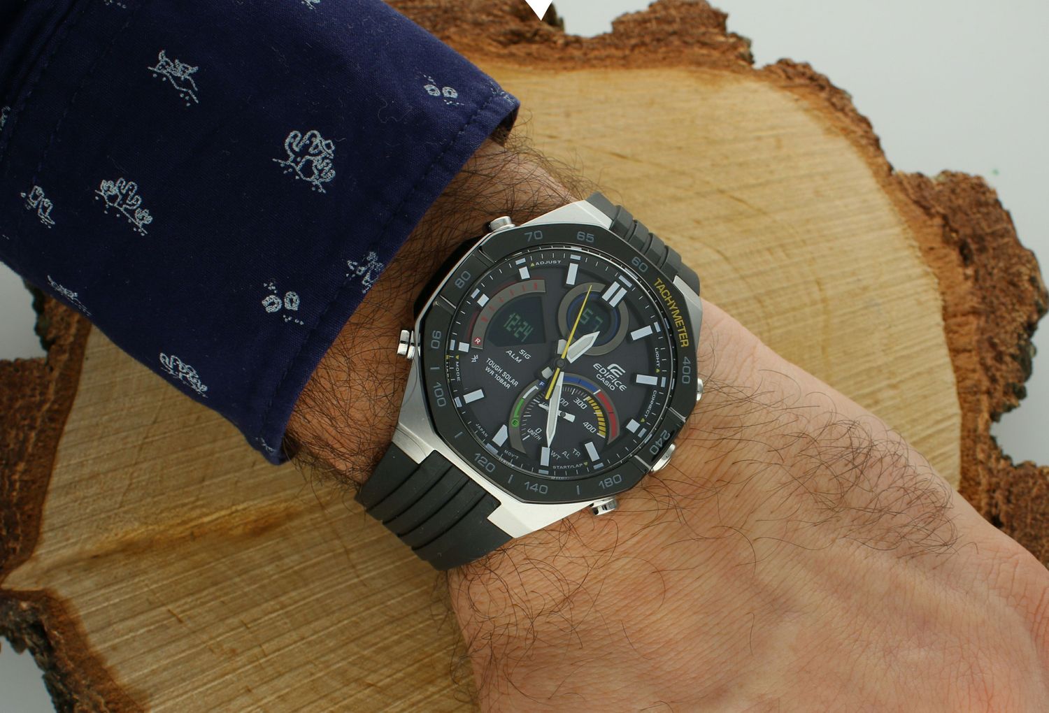 Zegarek CASIO Edifice Bluetooth ECB-950MP-1AEF wyposażony jest w touch solarsolar powered. Cyferblat zegarka jest panelem słonecznym, który generuje energię elektryczną ze światła słonecznego.webp