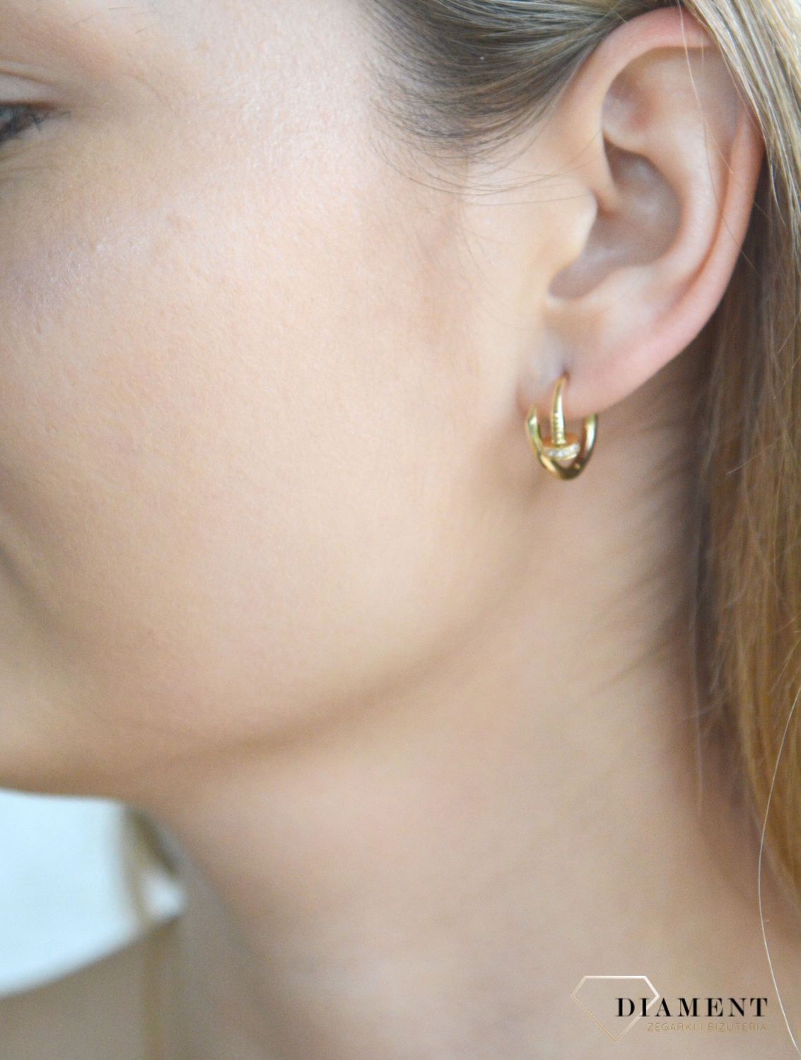 Złote kolczyki damskie 585 kółeczka gwóźdź EE1659-01. Złote kolczyki damskie. Złote kolczyki kółeczka. Kolczyki złote kółka gwóźdź Złote kolczyki dla dziewczynki. Kolczyki kółeczka złote na prezent (2).jpg