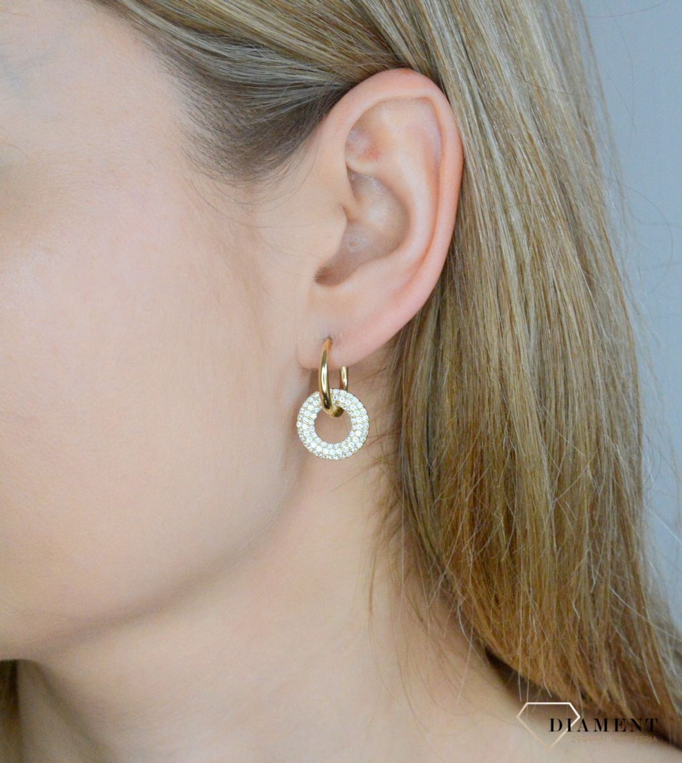 Złote kolczyki damskie 585 podwójne koła z cyrkoniami EE1695-01. Złote kolczyki damskie. Kolczyki złote na zatrzask. Kolczyki koła damskie złote. Kolczyki złote klasyczne koła. Kolczyki idealne na prezent..jpg