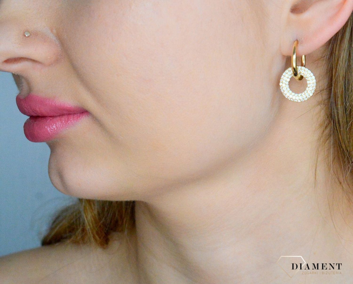 Złote kolczyki damskie 585 podwójne koła z cyrkoniami EE1695-01. Złote kolczyki damskie. Kolczyki złote na zatrzask. Kolczyki koła damskie złote. Kolczyki złote klasyczne koła. Kolczyki idealne na prezent..jpg