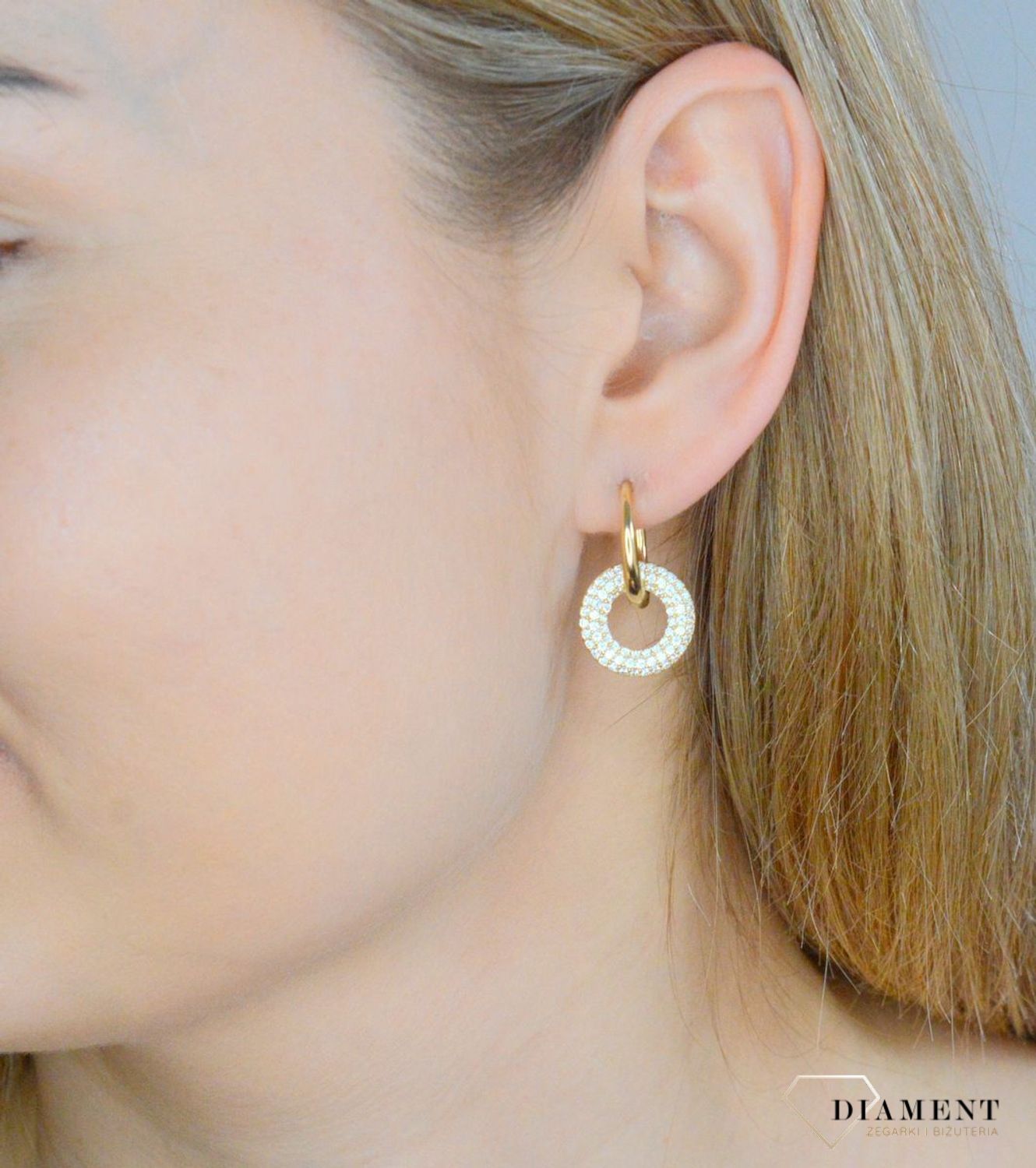 Złote kolczyki damskie 585 podwójne koła z cyrkoniami EE1695-01. Złote kolczyki damskie. Kolczyki złote na zatrzask. Kolczyki koła damskie złote. Kolczyki złote klasyczne koła. Kolczyki idealne na prezent..jpg