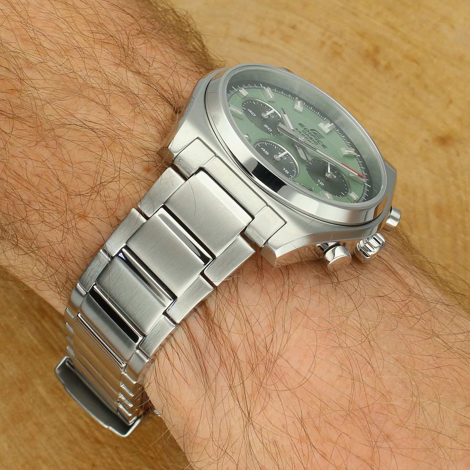 Zegarek Casio EFB-730D-3AVUEF – męski zegarek Edifice z zieloną tarczą i szafirowym szkłem.jpg