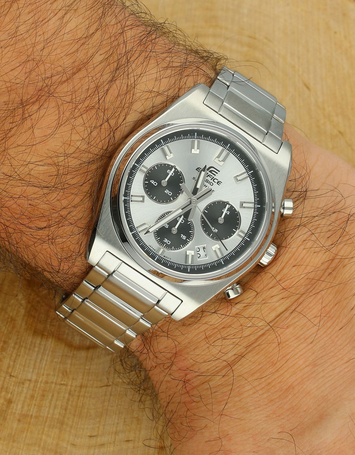 Zegarek CASIO EDIFICE SAPPHIRE EFB-730D-7AVUEF Zegarek dla prawdziwego mężczyzny Zegarek męski Casio Edifice Chronograph EFB-730D-7AVUEF z srebrną tarczą wyposażony jest w kwarcowy mechanizm, zasilany za pomocą bate.jpg