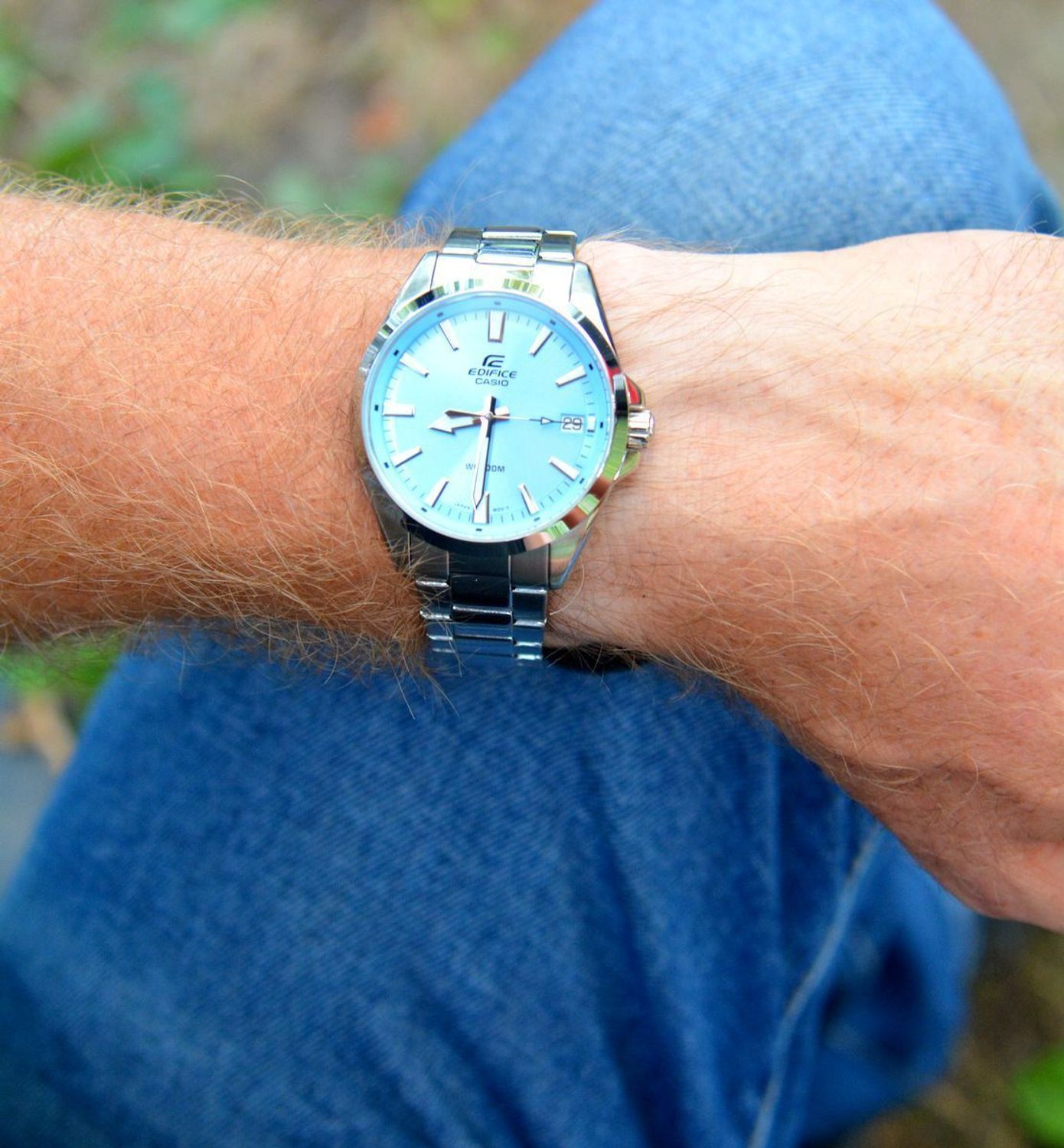 Zegarek męski Casio Edifice EFV-100D-8AVUEF błękitny. Zegarek Casio Męski. Zegarek z zakręcaną koronką. Zegarek męski na bransolecie Casio Edifice. Zegarek męski z wysoką wodoszczelnością. Zegarek męski na prezent z niebieską tarczą..jpg