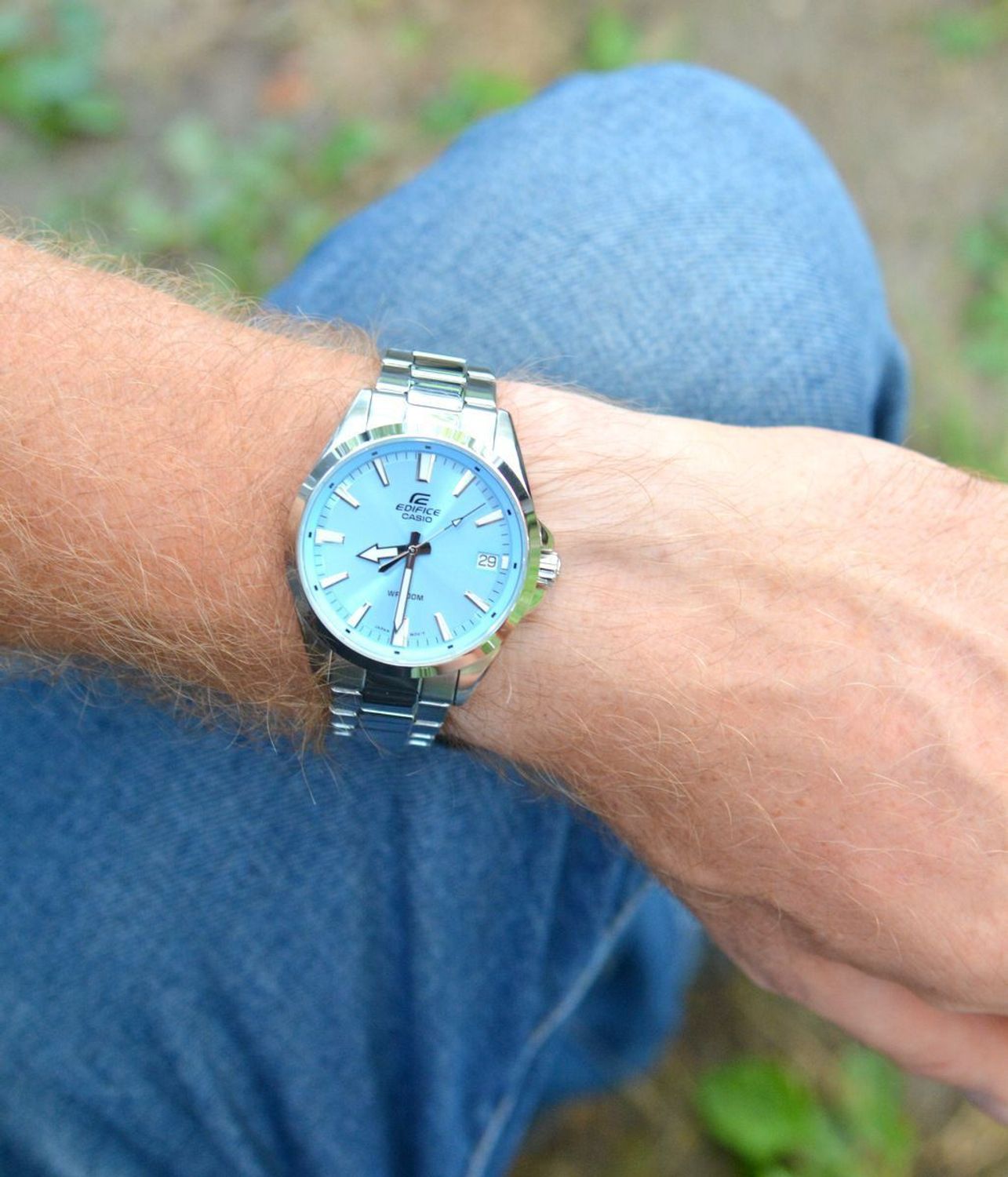 Zegarek męski Casio Edifice EFV-100D-8AVUEF błękitny. Zegarek Casio Męski. Zegarek z zakręcaną koronką. Zegarek męski na bransolecie Casio Edifice. Zegarek męski z wysoką wodoszczelnością. Zegarek męski na prezent z niebieską tarczą..jpg