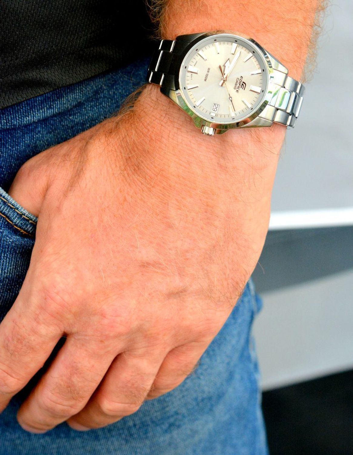 Zegarek męski Casio Edifice EFV-100D-8AVUEF szary. Zegarek Casio Męski. Zegarek z zakręcaną koronką. Zegarek męski na bransolecie Casio Edifice. Zegarek męski z wysoką wodoszczelnością. Zegarek męski na prezent z szarą tarcz.jpg