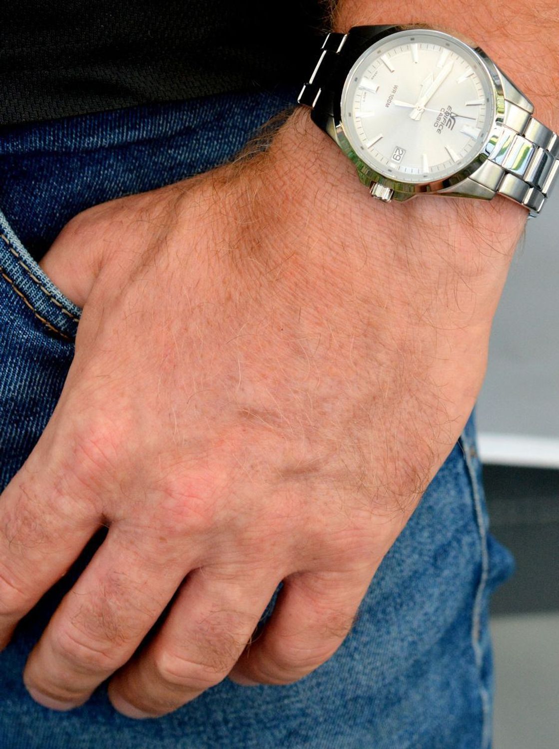 Zegarek męski Casio Edifice EFV-100D-8AVUEF szary. Zegarek Casio Męski. Zegarek z zakręcaną koronką. Zegarek męski na bransolecie Casio Edifice. Zegarek męski z wysoką wodoszczelnością. Zegarek męski na prezent z szarą tarcz.jpg