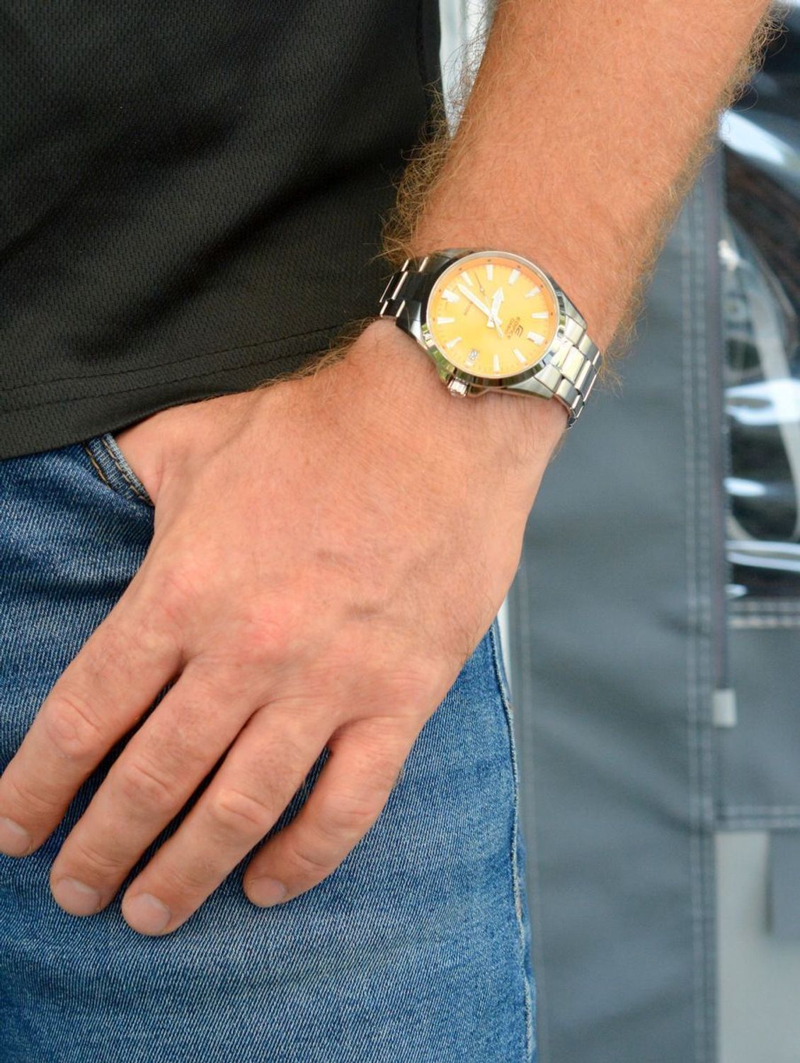 Zegarek męski Casio Edifice EFV-100D-9AVUEF pomarańczowy. Zegarek Casio Męski. Zegarek z zakręcaną koronką. Zegarek męski na bransolecie Casio Edifice. Zegarek męski z wysoką wodoszczelnością. Zegarek męski na prezent z pomarańczową tarczą..jpg