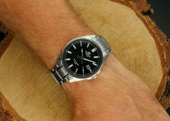 Casio EDIFICE EFV-150D-1AVUEF – elegancki zegarek męski ze stalową bransoletą, czarną tarczą i fluorescencyjnymi wskazówkami. Wodoszczelność 100M, szkiełko mineraln (3).jpg