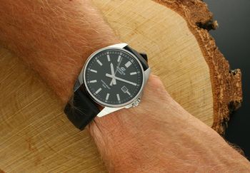 Stylowy zegarek męski Casio EDIFICE EFV-150L-1AVUEF z czarną tarczą, skórzanym paskiem i wodoszczelnością WR 100M. Japońska precyzja i elegancja (2).jpg