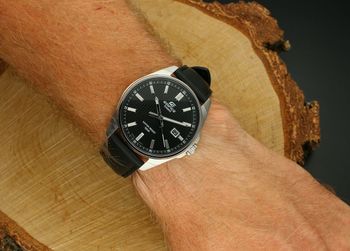 Stylowy zegarek męski Casio EDIFICE EFV-150L-1AVUEF z czarną tarczą, skórzanym paskiem i wodoszczelnością WR 100M. Japońska precyzja i elegancja (4).jpg