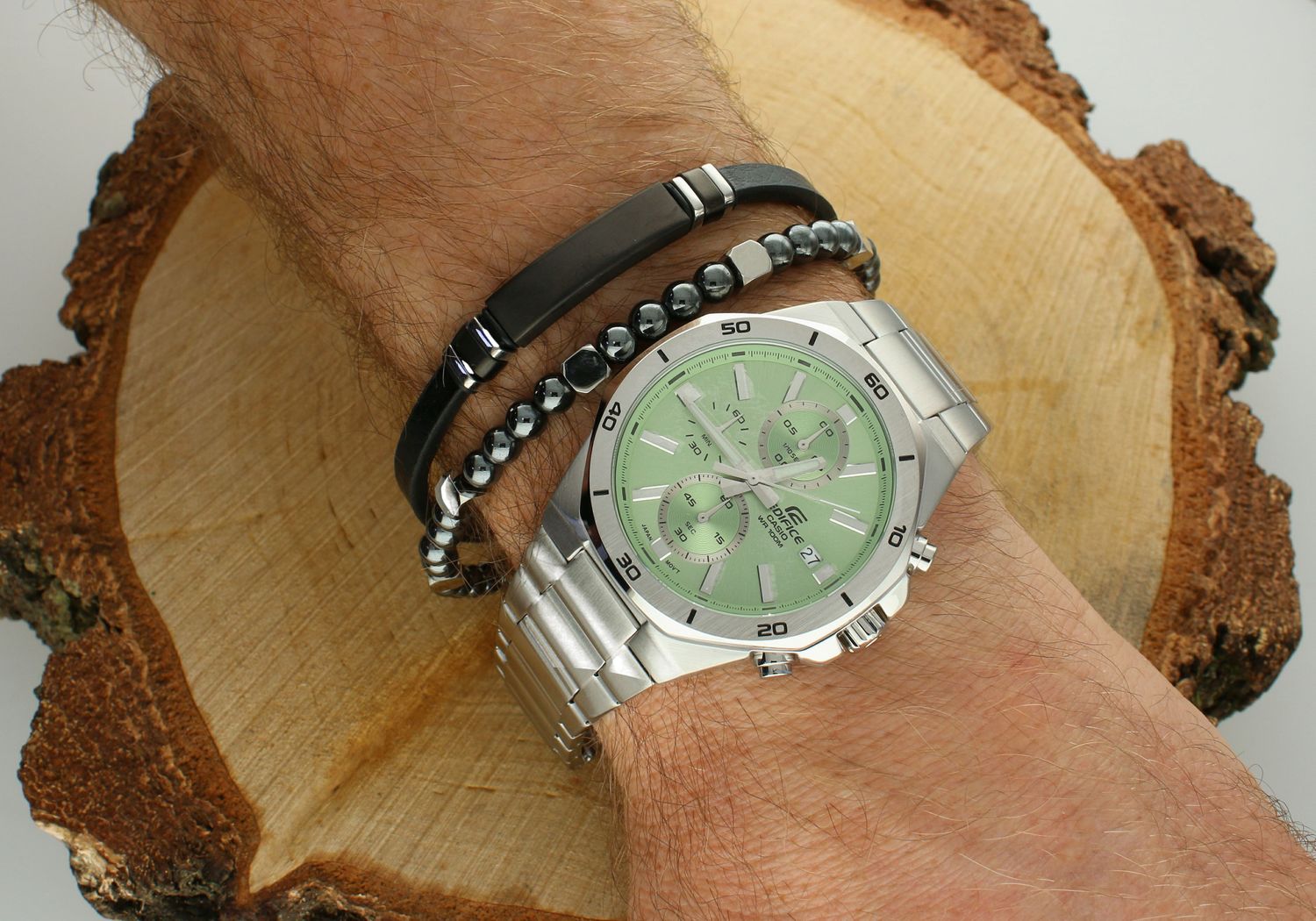 Zegarek męski CASIO EDIFFICE EFV-640D-3AVUEF Zegarek dla prawdziwego mężczyzny. Zegarek męski Casio Edifice Chronograph EFV-640D-3AVUEF z zieloną tarczą, wyposażony jest w kwarcowy mechanizm, zasilany za pomocą bate.jpg