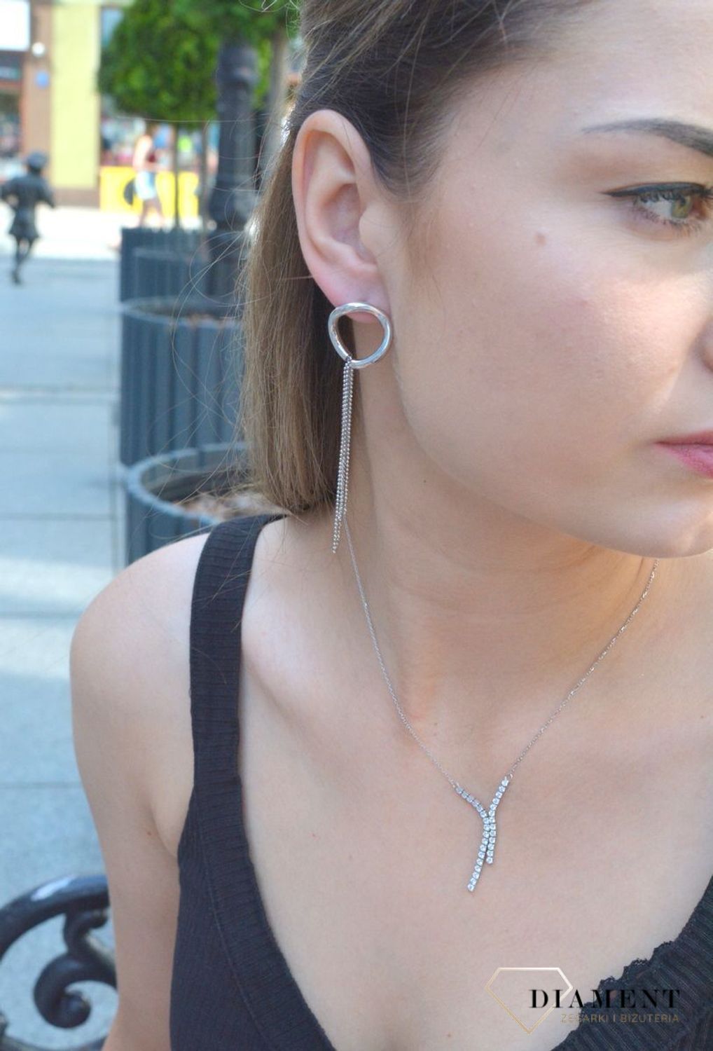 Srebrne kolczyki wiszące łańcuszki. Kolczyki z wygodnym zapięciem typu sztyft to propozycja ponadczasowej biżuterii. Pełne kobiecego szyku kolczyki dla pań w każdym wieku..jpg