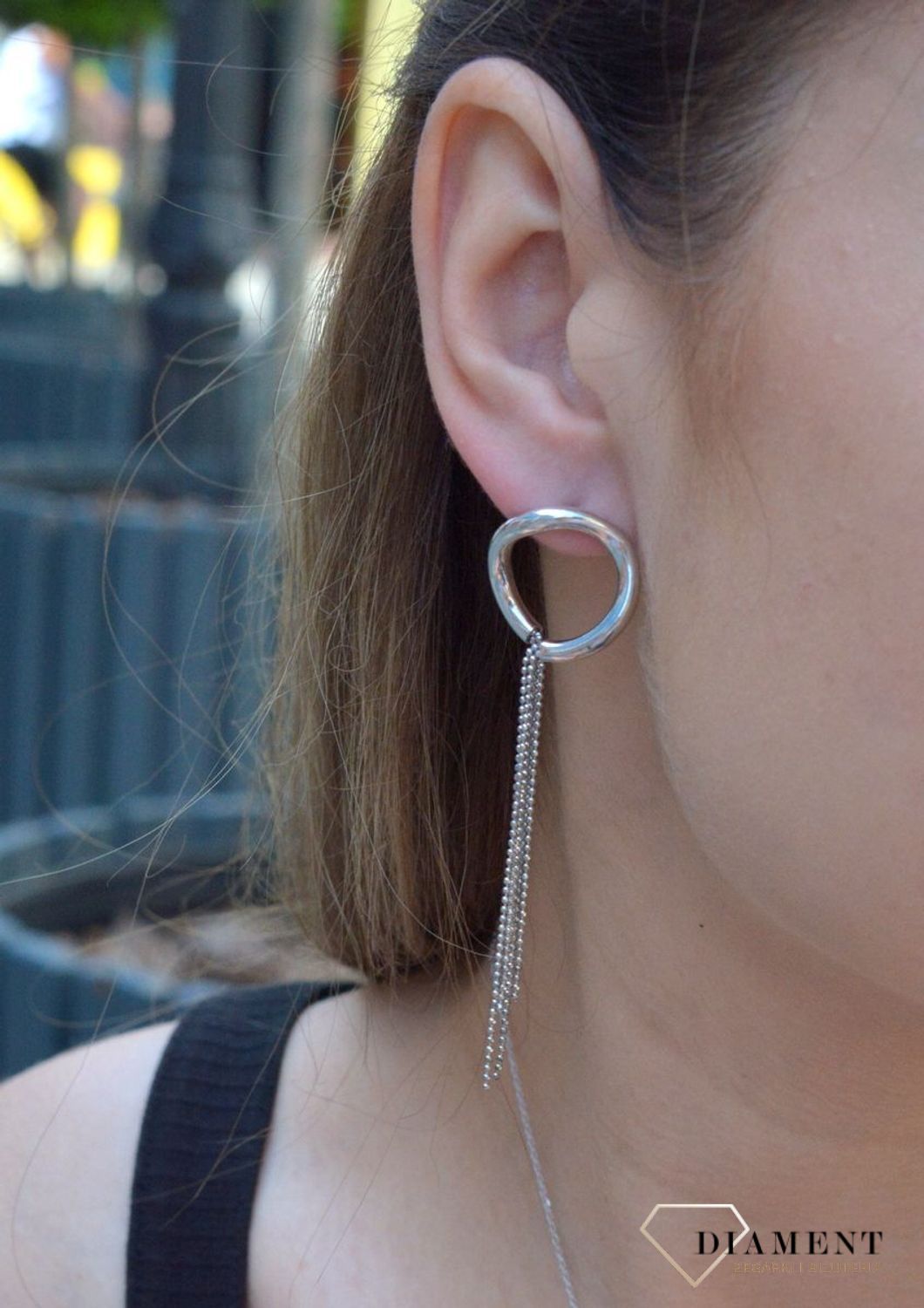 Srebrne kolczyki wiszące łańcuszki. Kolczyki z wygodnym zapięciem typu sztyft to propozycja ponadczasowej biżuterii. Pełne kobiecego szyku kolczyki dla pań w każdym wieku..jpg