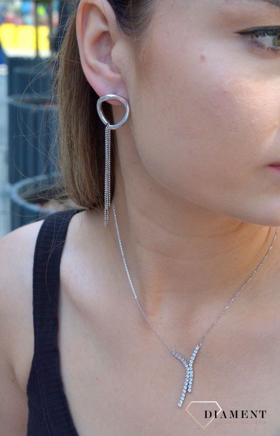 Srebrne kolczyki wiszące łańcuszki. Kolczyki z wygodnym zapięciem typu sztyft to propozycja ponadczasowej biżuterii. Pełne kobiecego szyku kolczyki dla pań w każdym wieku..jpg