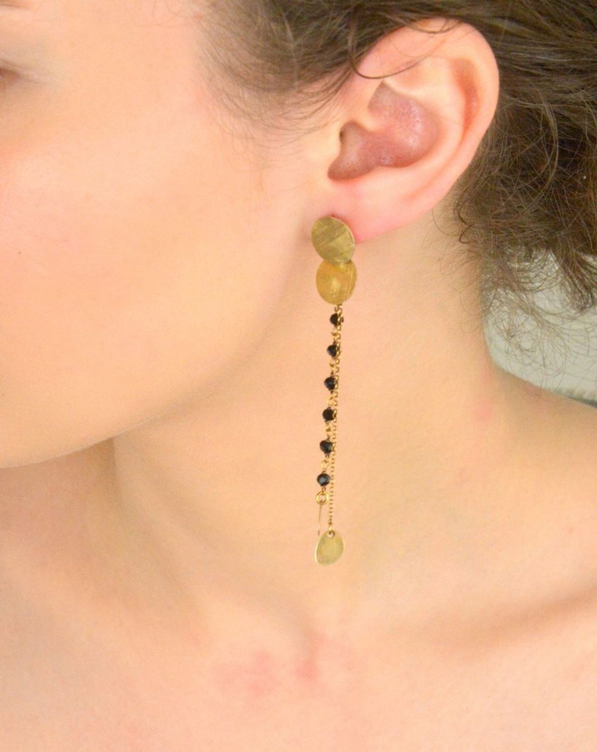 Kolczyki srebrne 925 pokryte złotem Wiszące blaszki z czarnymi cyrkoniami.jpg