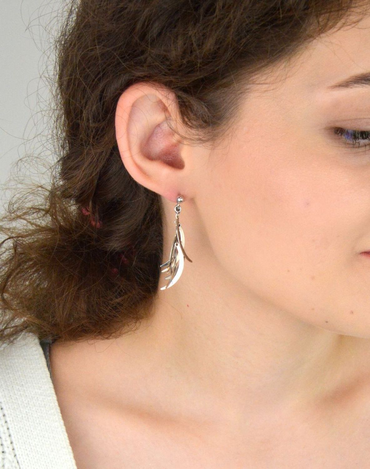 Eleganckie kolczyki srebrne 925 z wiszącymi blaszkami. Długość 4,5 cm, szerokość 1,5 cm, zapięcie sztyft. Minimalizm i styl w jednym dodatku.1.jpg