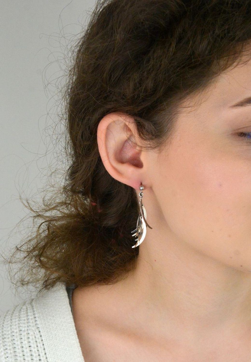 Eleganckie kolczyki srebrne 925 z wiszącymi blaszkami. Długość 4,5 cm, szerokość 1,5 cm, zapięcie sztyft. Minimalizm i styl w jednym dodatku.1.jpg