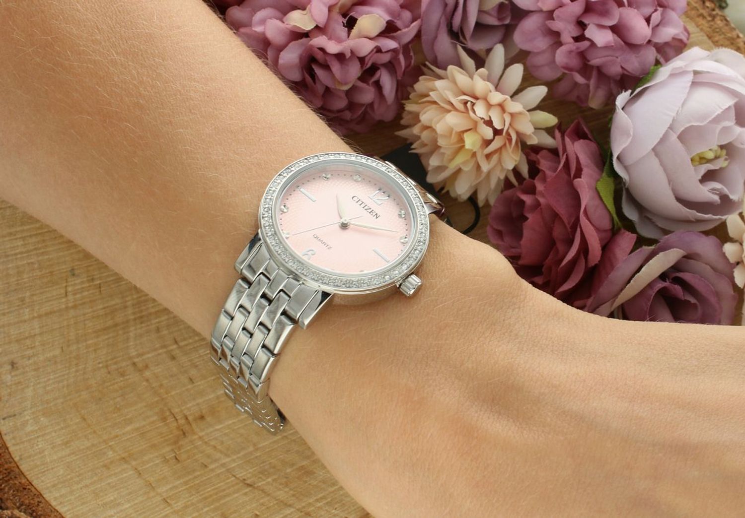 Zegarek Damski Citizen EL3100-55W – Fashion Style, Różowa Tarcza, Stalowa Bransoleta (1).jpg