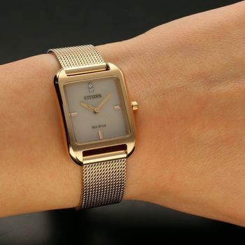 Zegarek damski na bransolecie w kolorze różowego złota Citizen EM0493-85P (5).jpg