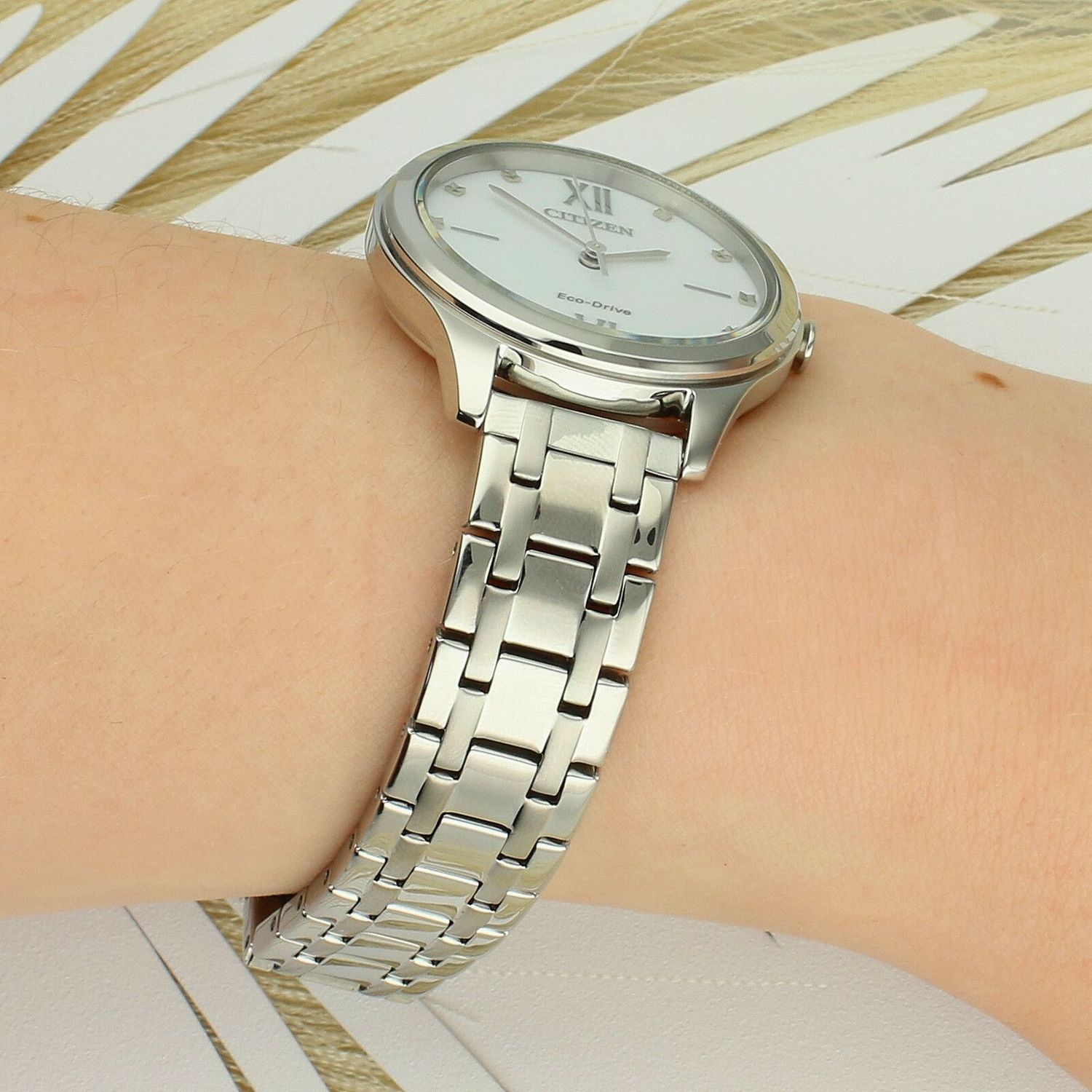 Citizen EM0500-73A Elegance Eco-Drive – damski zegarek solarny ze białą tarczą damski.jpg