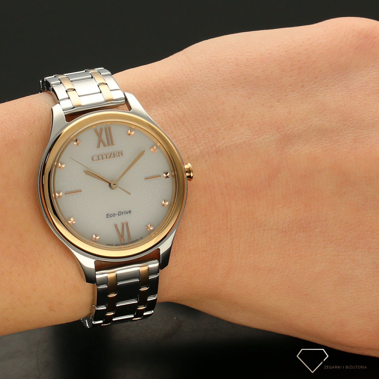 Zegarek damski na bransolecie Citizen zasilany światłem Eco-Drive EM0506-77A.jpg