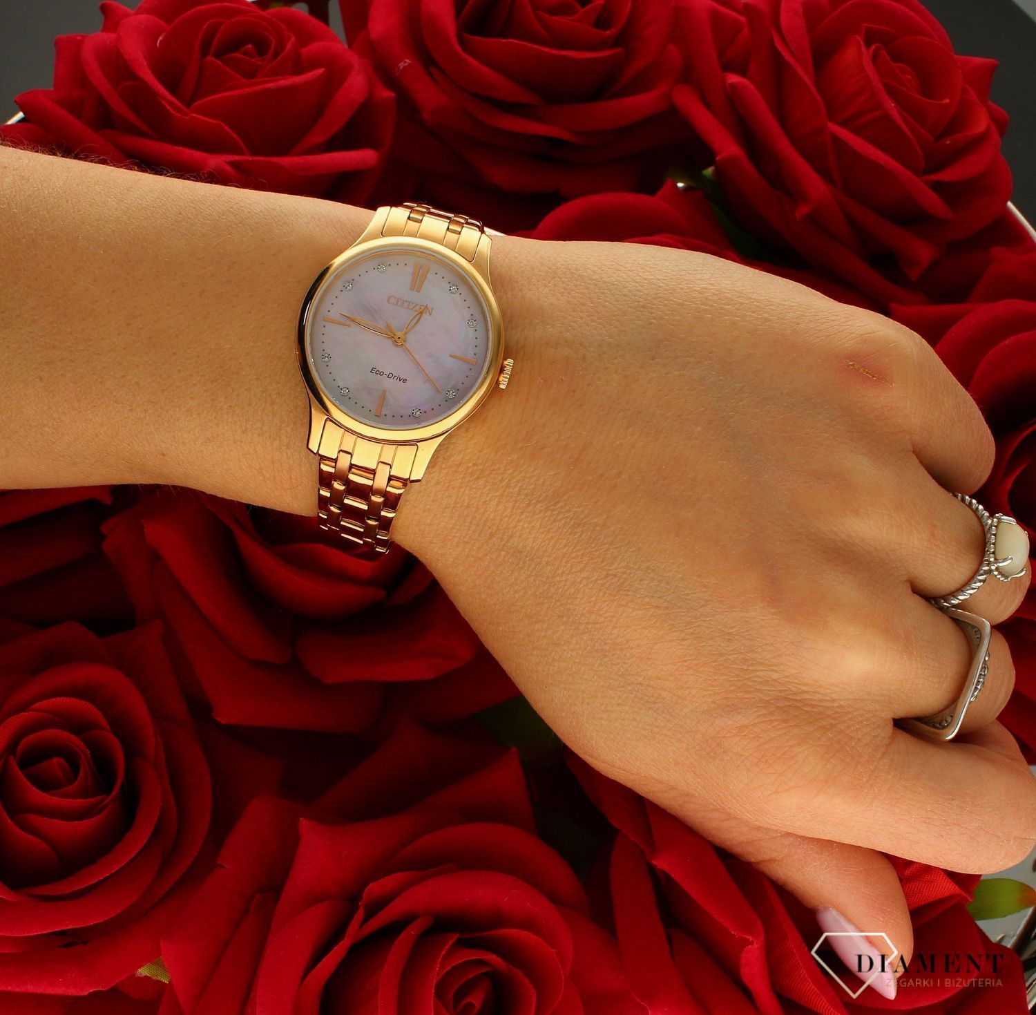 Zegarek damski Citizen Solar Classic z perłową tarczą EM0893-87Y. Zegarek Citizen z perłową tarczą. Zegarek damski w złotym kolorze. Zegarek damski subtelny i klasyczny. Zegarek EcoDrive idealny na prezent dla kobiety.  (2).jpg
