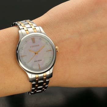 Elegancki zegarek damski na bransolecie Citizen zasilany światłem Eco-Drive EM0896-89Y (5).jpg