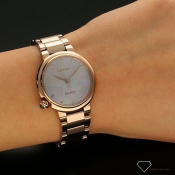 Zegarek damski Citizen na bransolecie w kolorze różowego złota z masą perłową na tarczy. Elegancki model zegarka zasilany światłem (5).jpg