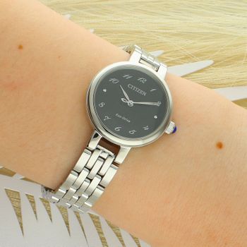 Citizen EM0990-81E Classic L Eco-Drive – damski zegarek solarny z czarną tarczą i stalową bransoletą.jpg