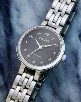 EM0990-81E, Citizen EM0990-81E Classic L Eco-Drive – damski zegarek solarny szafirowy.jpg