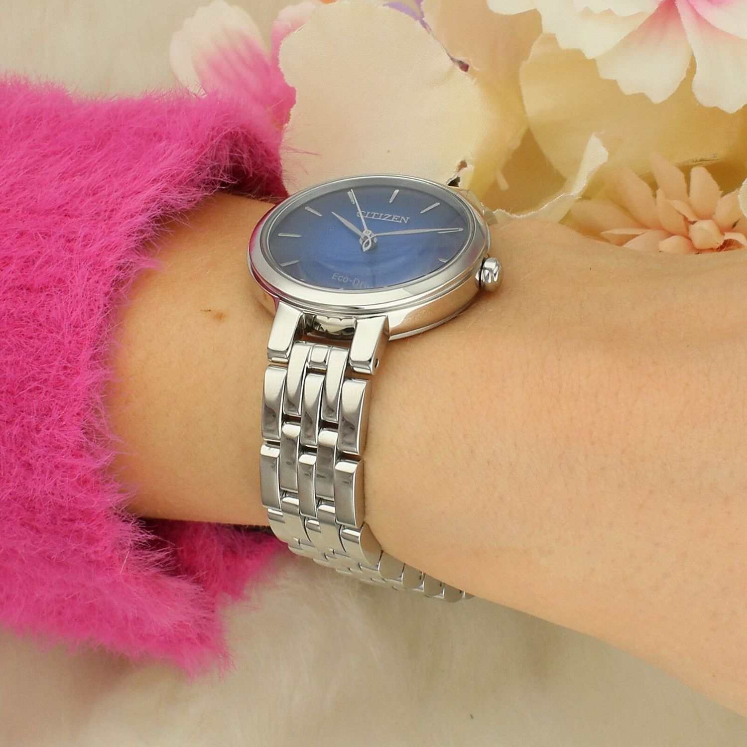 Citizen EM0990-81L damski zegarek Eco-Drive ze stalową bransoletą i niebieską tarczą eco-drive.jpg