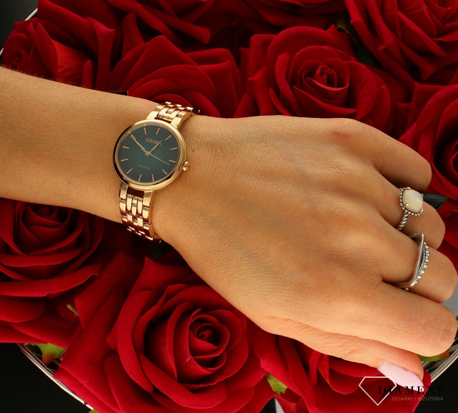 Zegarek damski Citizen Solar Classic Sapphire EM0993-82Z. Zegarek Citizen z szafirowym szkłem. Zegarek damski w złotym kolorze. Zegarek damski z zieloną tarczą. Zegarek EcoDrive idealny na prezent dla kobiety.  (3).jpg