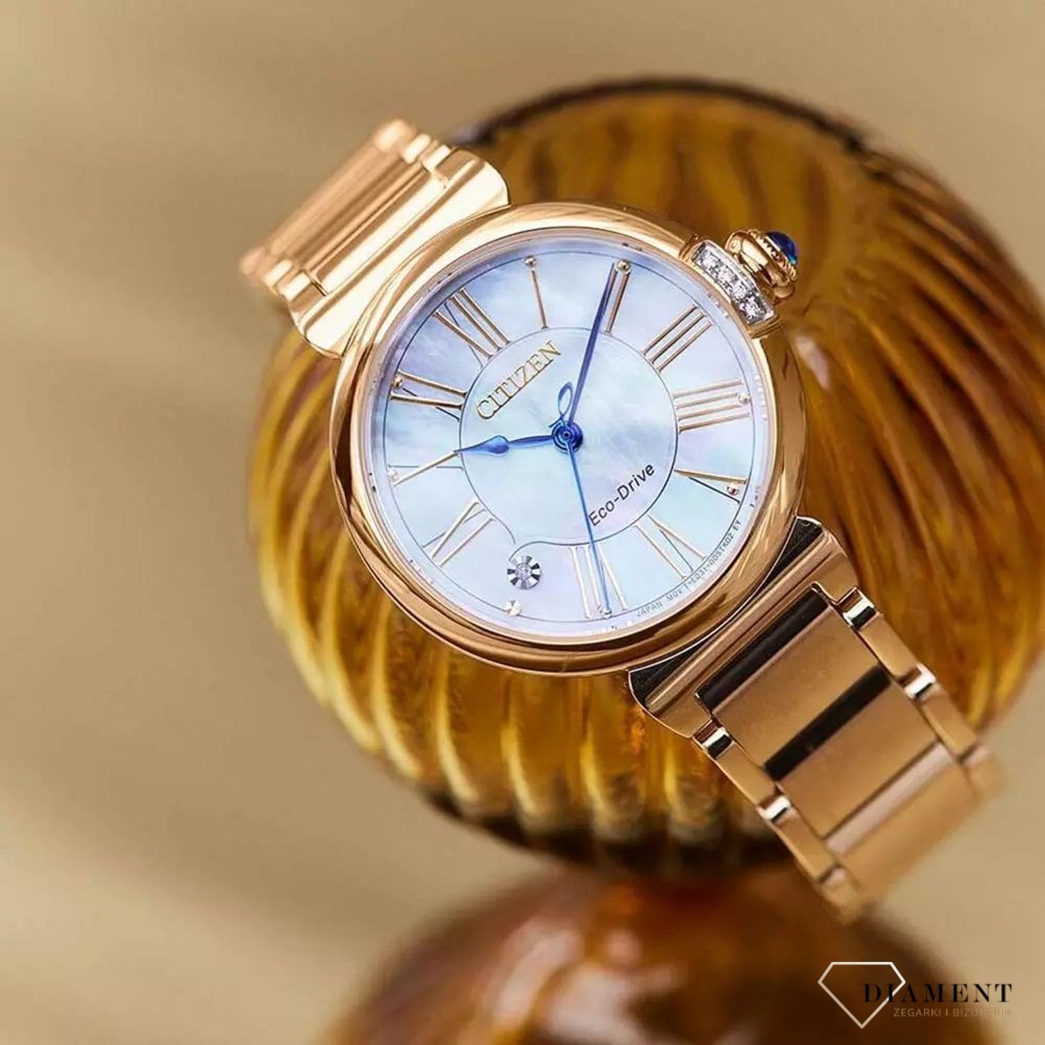 Zegarek damski Citizen Eco-Drive May Bells w złotym kolorze EM1063-89D.  Zegarek damski solarny. Darmowa dostawa. Zegarki damskie na prezent. Zegarek damski złoty. Zegarek damski z perłową tarczą.5.jpg