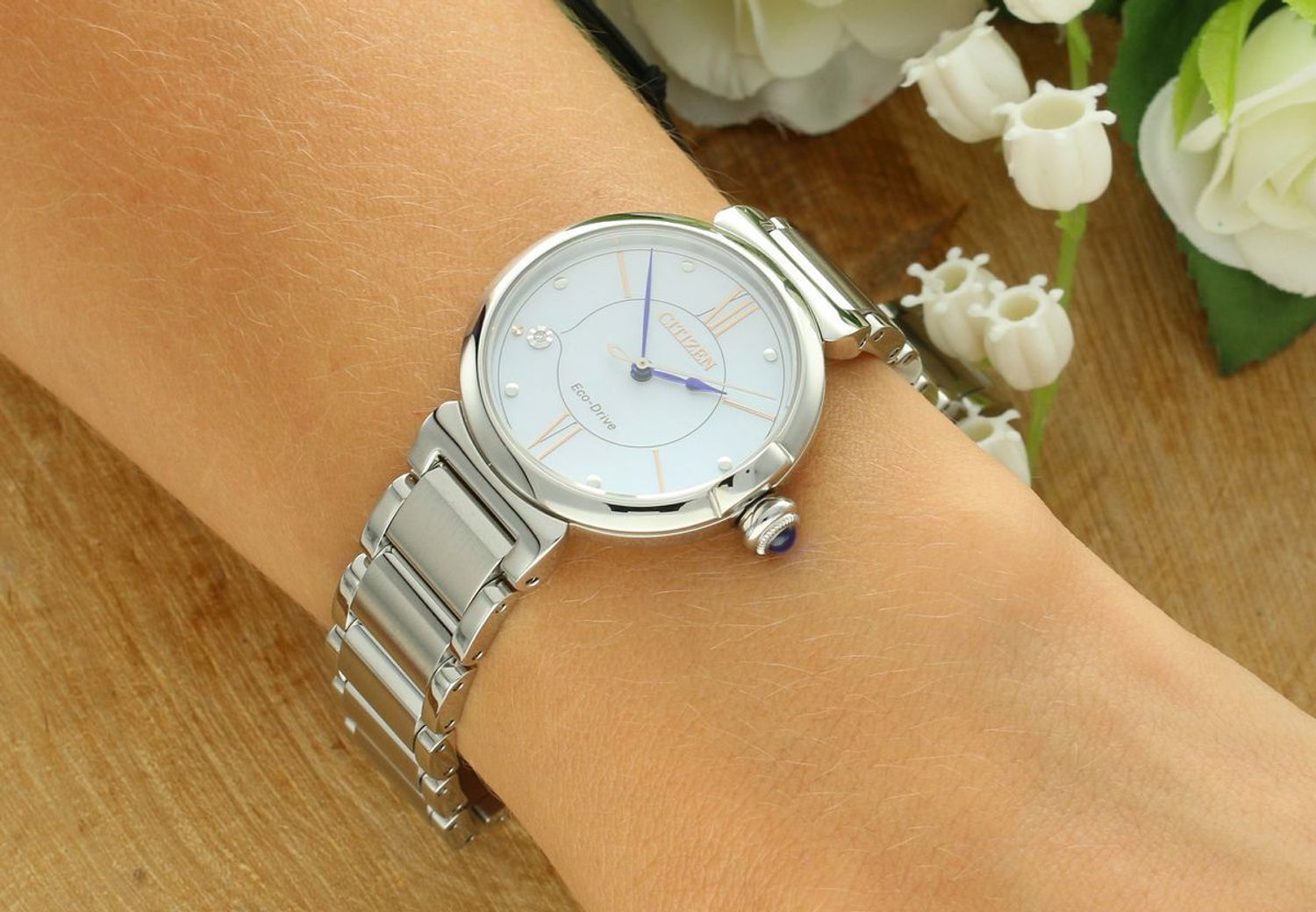 Zegarek damski Citizen Eco-Drive May Bells EM1070-83D.  Zegarek damski solarny. Darmowa dostawa. Zegarki damskie na prezent. Zegarek damski srebrny. Zegarek damski z perłową tarczą.1 — kopia.jpg