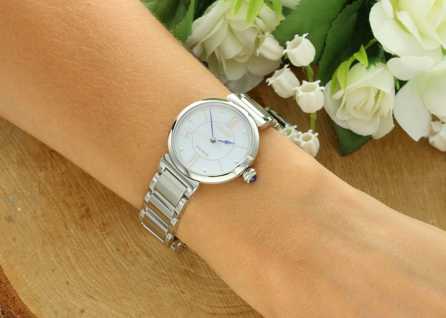 Zegarek damski Citizen Eco-Drive May Bells EM1070-83D.  Zegarek damski solarny. Darmowa dostawa. Zegarki damskie na prezent. Zegarek damski srebrny. Zegarek damski z perłową tarczą.1 — kopia.jpg