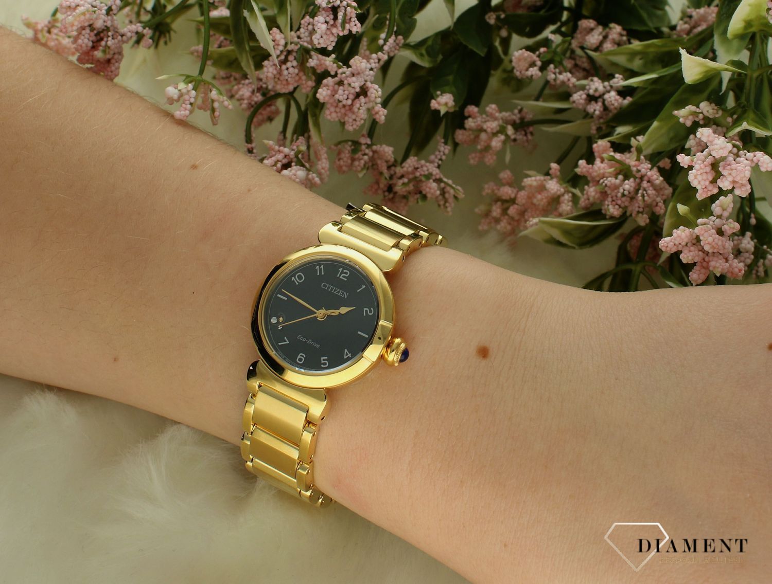 Zegarek damski Citizen Eco-Drive Sapphire EM1132-88H. Damski zegarek Citizen. Zegarek damski na bransolecie Citizen. Damski zegarek Eco-Drive. Zegarek damski w złotym kolorze na prezent (2).jpg