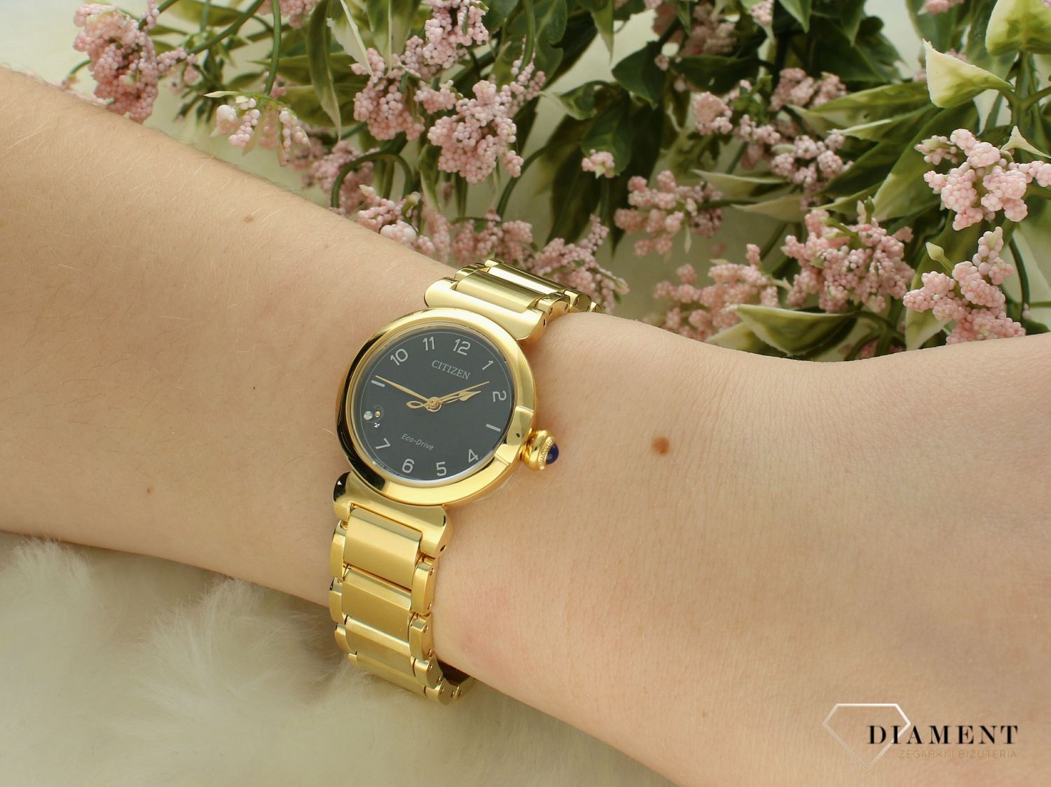 Zegarek damski Citizen Eco-Drive Sapphire EM1132-88H. Damski zegarek Citizen. Zegarek damski na bransolecie Citizen. Damski zegarek Eco-Drive. Zegarek damski w złotym kolorze na prezent (2).jpg