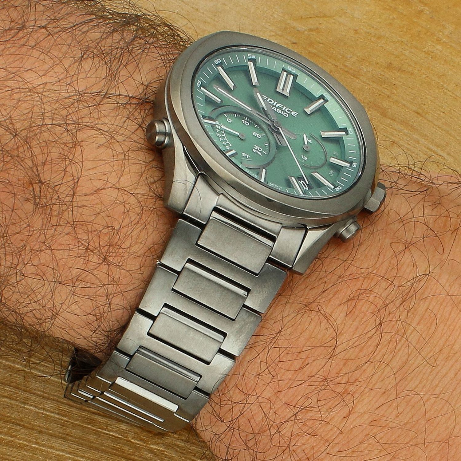 Casio Edifice EQB-1300DC-3AEF – męski zegarek solarny Bluetooth z zieloną tarczą (2).jpg