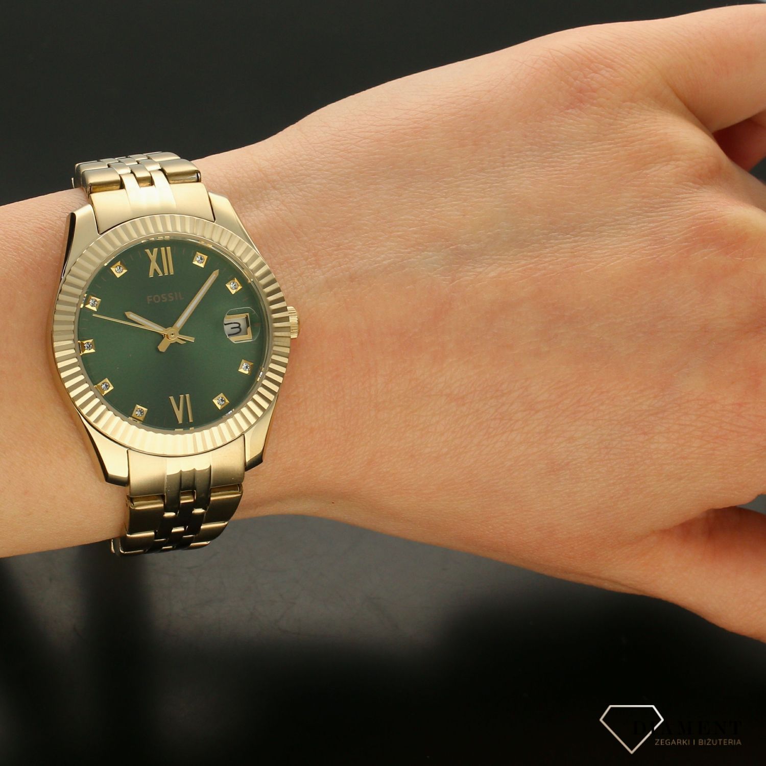 Efektowny zegarek damski w modnym kolorze tarczy, butelkowa zieleń z dodatkami w kolorze złotym. Zegarek damski to idealny pomysł na prezent (1).jpg