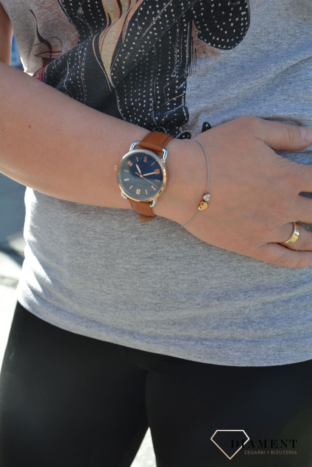 Modny zegarek damski w zestawie z piękną i delikatną bransoletką w zestawie. Bransoletka z ozdobnym elementem w postaci serduszek. Darmowa wysyłka.  (1).jpg