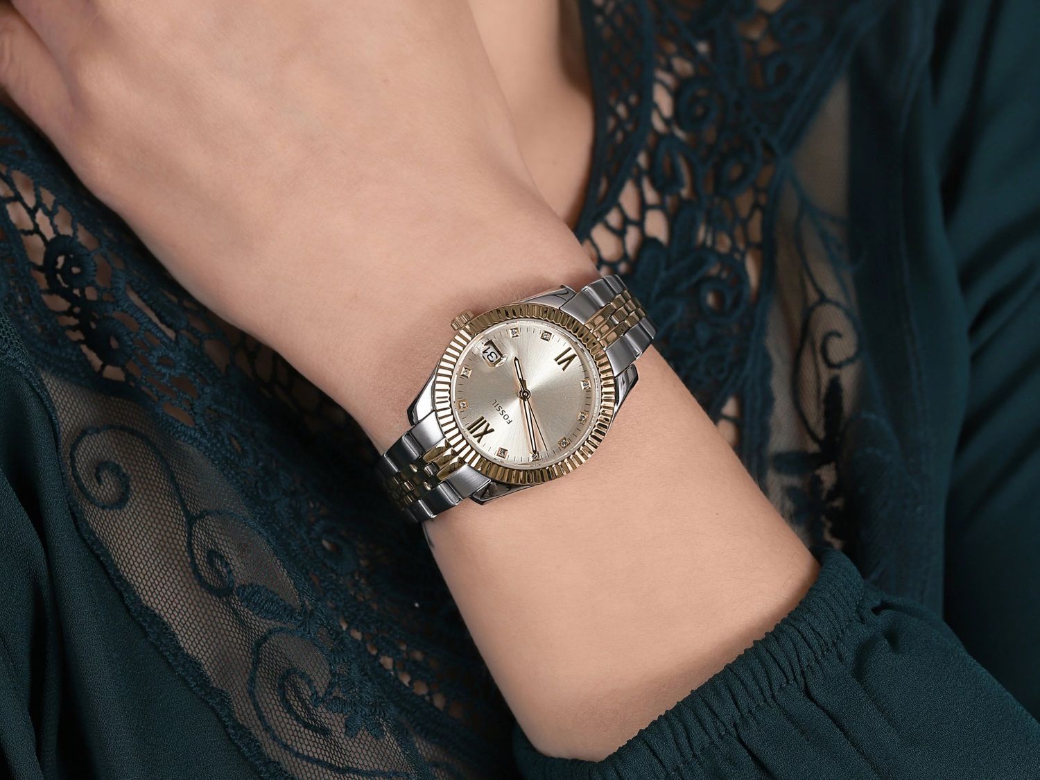 Zegarek damski Fossil SCARLETTE MINI srebrno-złoty ES4949 . Damski zegarek modowy. Damski zegarek Fossil. Zegarek damski Fossil. Zegarek złoto-srebrny marki Fossil. Zegarek damski idealny na prezent (3).jpg