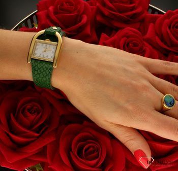 Zegarek damski Fossil Harwell Zielony pasek ES5267. Złota koperta ze stali szlachetnej to idealne połączenie z zielonym, skórzanym paskiem. Tarcza zegarka w kwadratowym nowoczesnym wyglądzie (1).jpg