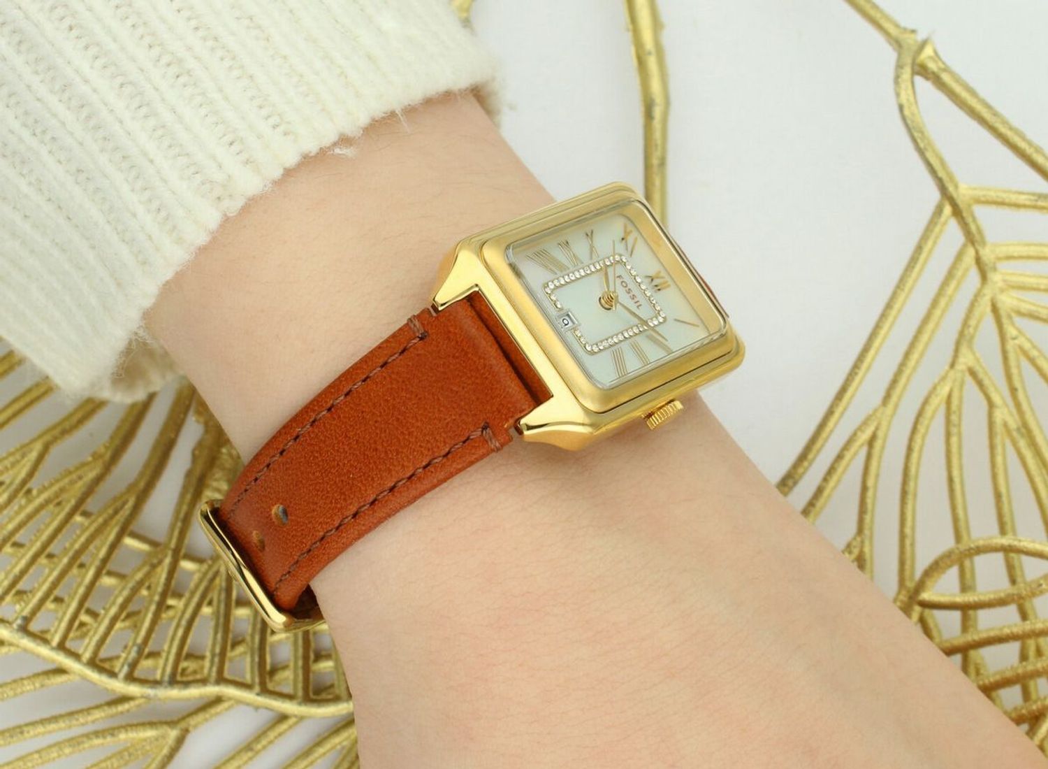 Fossil Raquel ES5307 – damski zegarek złoty z perłową tarczą i brązowym skórzanym paskiem ES5307.jpg